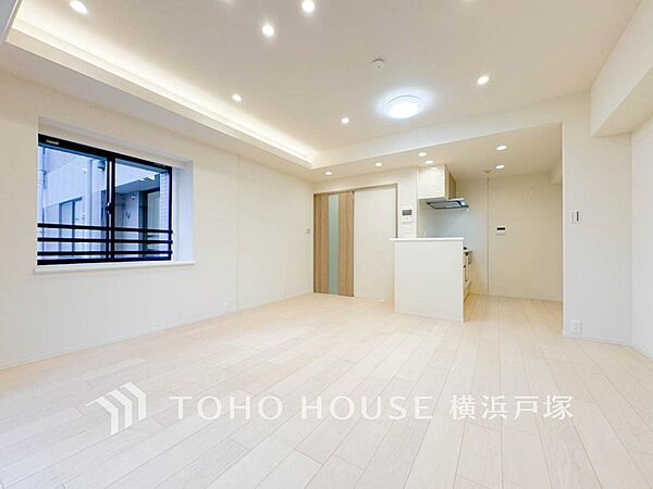 【Living room】明るく開放的な空間が広がるLDK。室内には豊かな陽光が注ぎ込み、爽やかな住空間を演出。