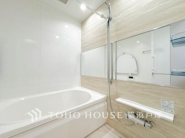 【Bathroom】1日の疲れを取り心身を癒すことができる住まいの中のリラクゼーション空間、リラックスできるよう優しいカラーをチョイスしました。時を忘れるほどのんびりできる空間に。