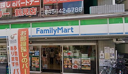 鶴見中央エリアの主要道路沿いにある便利なコンビニ。人気のお弁当やホットスナックが充実しており、スムーズな立ち寄りで毎日の用足しに重宝します。