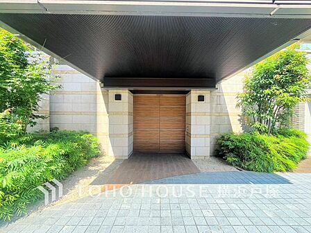 「Entrance」いくつかの種類の石と、木質系の素材が創出する雰囲気は、現代的な「和」の風情を感じさせます。