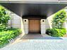 外観：「Entrance」いくつかの種類の石と、木質系の素材が創出する雰囲気は、現代的な「和」の風情を感じさせます。