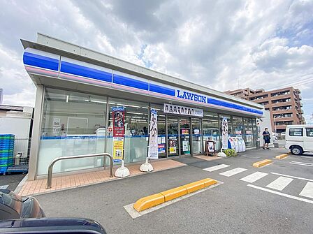 下鶴間エリアの主要道路沿いにある立ち寄りやすいコンビニ。人気のコーヒーやカウンター惣菜が充実しており、駐車場完備で日常の買い物や休憩に重宝します。