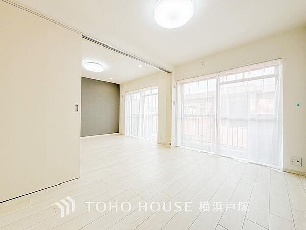 生活感を感じない空間では落ち着く事はできません。絶妙な雰囲気、配色、素材感を意識してコーディネート。