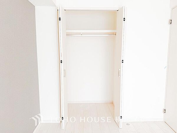 奥行きあるクローゼットを採用。衣装ケースや、掃除機といった物を収納できるような造りになっております。