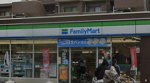 上作延エリアの道路沿いにある立ち寄りやすいコンビニ。人気のコーヒーやホットスナックが安定して揃い、駐車場完備で日常の買い物や休憩に便利です。