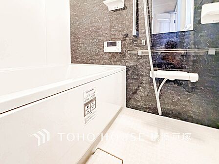 【Bathroom】1日の疲れを取り心身を癒すことができる住まいの中のリラクゼーション空間、リラックスできるよう優しいカラーをチョイスしました。時を忘れるほどのんびりできる空間に。