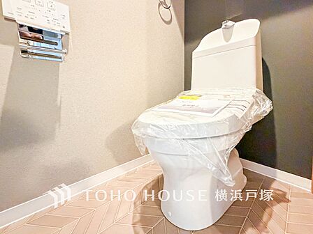 【Toilet】いつまでも清潔な空間であって頂けますように、汚れをふき取り易いフロアと壁紙をチョイス致しました。