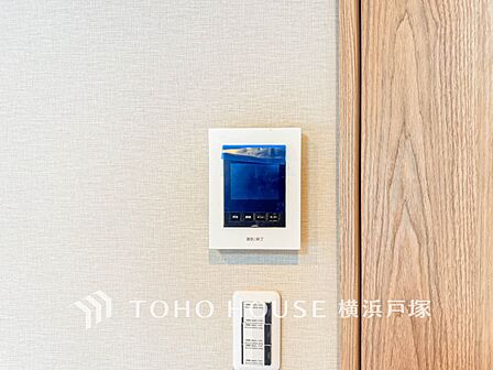 【TVモニタ付きインターホン】誰が来てもわかる様にモニター付きインターホンを設置。快適と安らぎを合わせた優しい設計。