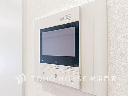 誰が来てもわかる様にモニター付きインターホンを設置。家事導線を考慮した個所に設置し、防犯性と利便性に優れ快適と安らぎを合わせた優しい設計。