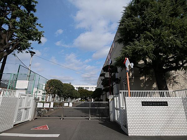 落ち着いた環境にある公立中学校。確かな学力向上と部活動に注力し、生徒の自主性と豊かな人間性を育みます。地域との連携も深く、安全で温かな環境のなかで健やかな成長を支えています。