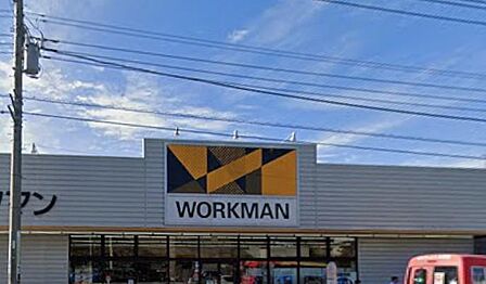 高機能でスタイリッシュなウェアが揃う人気店。プロ向け作業服からアウトドアや日常使いに最適な防風・防水アイテムが手頃な価格で並び、広い駐車場完備で便利に利用できます。