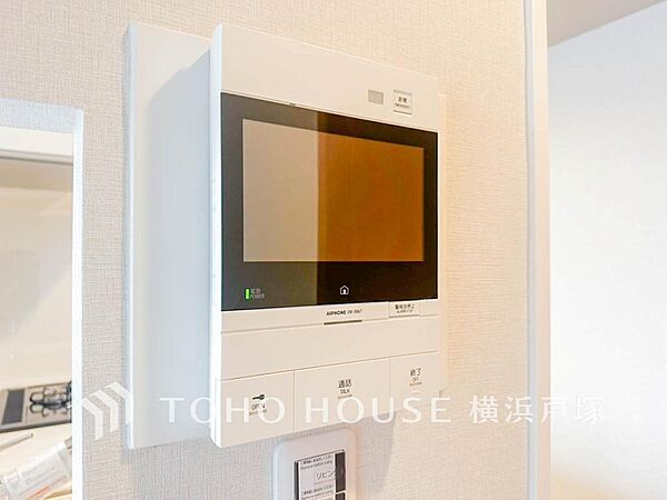 誰が来てもわかる様にモニター付きインターホンを設置。家事導線を考慮した個所に設置し、防犯性と利便性に優れ快適と安らぎを合わせた優しい設計。