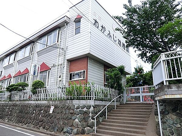 わかふじ幼稚園(450m)子どもたちの豊かな心と体を育むために、遊びや自然体験を重視した教育を提供しています。友達と協力しながら、楽しく学び成長できる園です。