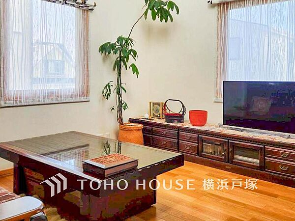 【Living room】柔らかな色合いのフローリングと清潔感の溢れるクロスが明るい空間を創り出しているリビングダイニング。憩いの場に相応しく、ここで楽しむ家族の時間が絆をより深めてくれそうです。