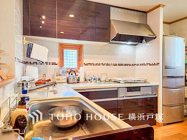 【Kitchen】夫婦そろってキッチンに立っても調理がしやすく余裕の広さ。家事をしながら会話も弾みます。