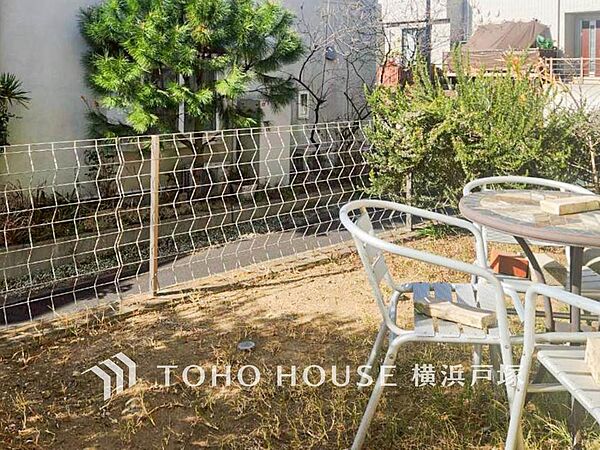 【Garden】毎日の暮らしの中に癒しを与えてくれるお庭スペース。小さなお子様の遊び場にもちょうど良い空間です。ガーデニングで色とりどりの草花を綺麗に飾ればより一層華やかな空間になります。