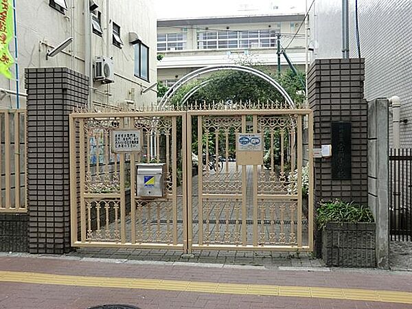 市街地に位置する歴史と伝統ある公立小学校。のびのびとした環境の中で子どもたちの自主性と思いやりの心を大切に育み、地域や保護者との温かい連携のもとで健やかな成長を見守っています。