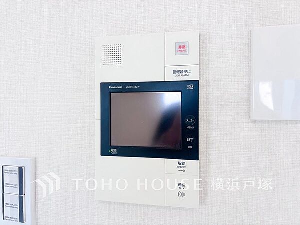 誰が来てもわかる様にモニター付きインターホンを設置。家事導線を考慮した個所に設置し、防犯性と利便性に優れ快適と安らぎを合わせた優しい設計。