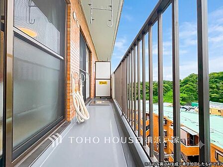 【Balcony】気持ちのいい空が見渡せる広いバルコニー。爽やかな風を感じて、心躍る素敵な暮らしがはじまります。