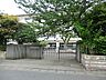 周辺：高台の閑静な住宅街に位置する公立小学校。海を感じられる心地よい環境の中で、子どもたちの自主性と思いやりの心を大切に育み、地域や保護者と共に成長を見守っています。