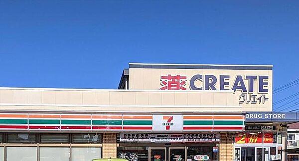 津西エリアのアクセスしやすい場所にある便利なコンビニ。広めの駐車場を完備しており、通勤・通学の行き帰りや車利用でのちょっとした買い出しに重宝されています。