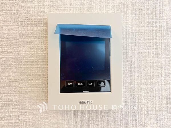 誰が来てもわかる様にモニター付きインターホンを設置。家事導線を考慮した個所に設置し、防犯性と利便性に優れ快適と安らぎを合わせた優しい設計。