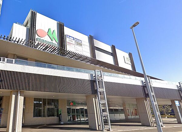 長津田駅前の「マルエツ長津田駅前店」は、豊富な品揃えが特徴のスーパー。生鮮食品から日用雑貨まで幅広く揃い、夜遅くまで営業しているため仕事帰りのお買い物にも大変重宝します。日々の快適な暮らしを支えます。