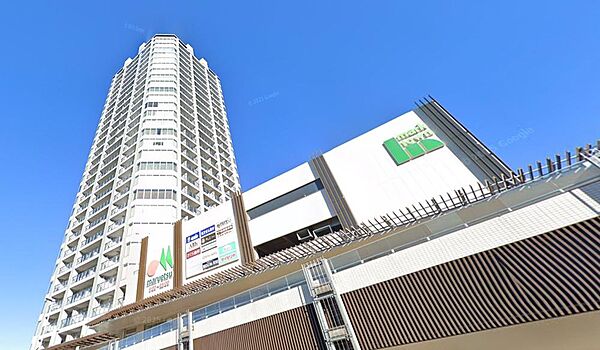 長津田駅前の「長津田マークタウン」は商業施設や文化センターが揃う便利な複合施設。スーパーやドラッグストアなど日々の買い物に重宝する店舗が充実しており、仕事帰りにも気軽に立ち寄れる利便性が魅力です。