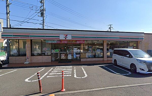 長津田駅西口側にある「セブンイレブン長津田駅西口店」は、毎日の生活に欠かせない便利なコンビニ。お弁当や飲み物の購入、公共料金の支払い等に重宝します。夜遅くの帰宅時や急なお買い物にも大変心強い味方です。