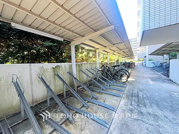 「Cycle lot」屋根付きの駐輪スペースは、雨風から大事な愛車を守ってくれます。