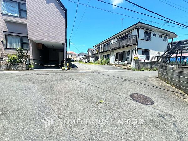 【Frontal road】洗練されたデザインが映える外観。街並みに溶け込みながらも、圧倒的な存在感を放ち、帰るたびに心が弾む美しさ。