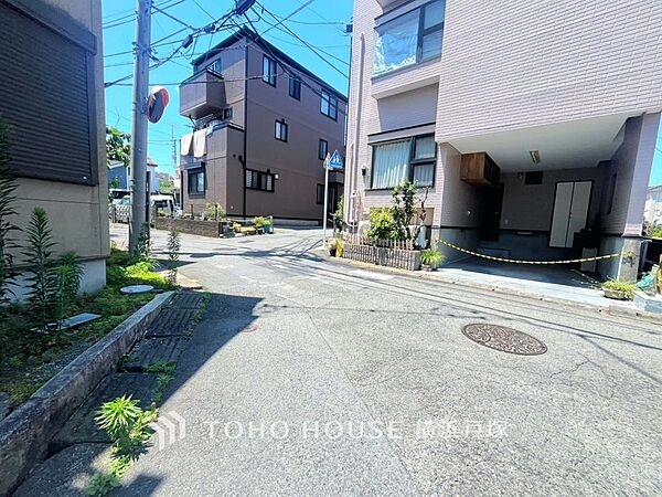 【Frontal road】穏やかな街並みの中で、陽光と開放感を感じながら暮らせる魅力ある住環境です。