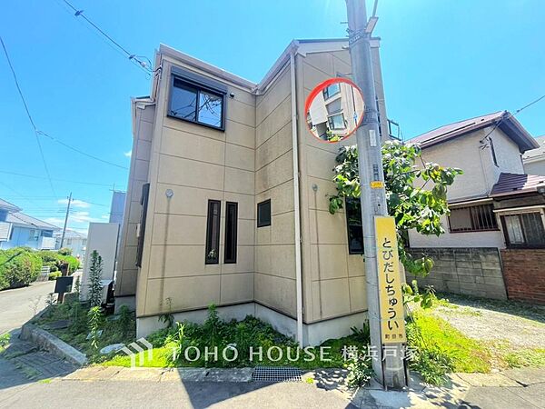 【Appearance】堂々たる趣ながら、主張し過ぎずどこか余裕を感じさせるシャープなフォルムで佇む邸宅は、晴天の空と照らし合わせる事で、本来あるべき完成形の姿を見せてくれます。