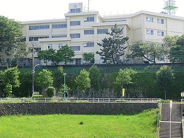 町田市立つくし野中学校まで約550m。