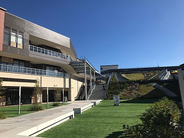 グランベリーパークまで約1400m。駅・公園・アウトレットが一体となった商業施設。お子様から大人まで幅広い世代で楽しめるスポットです。