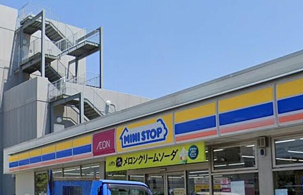 ミニストップ町田小川店まで約290m。食品や飲料、日用品などを取り扱うコンビニエンスストア。軽食やちょっとした買い物にも便利で、身近にある頼れる存在です。