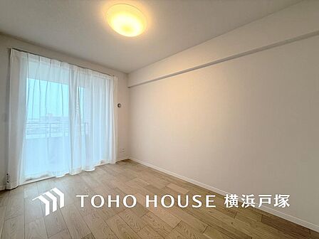 一日の疲れを癒やしてくれる主寝室。時を忘れて過ごす場所として過ごせるお部屋。