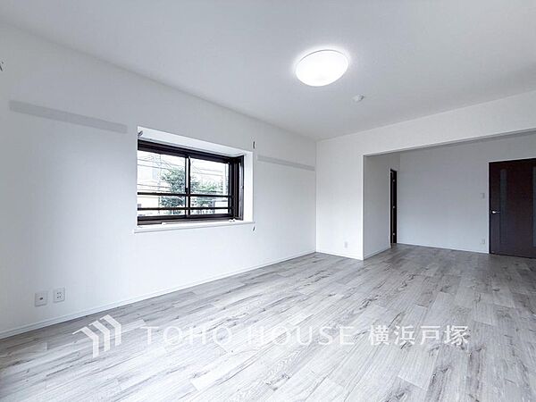 【Living room】明るく開放的な空間が広がるLDK。室内には豊かな陽光が注ぎ込み、爽やかな住空間を演出。