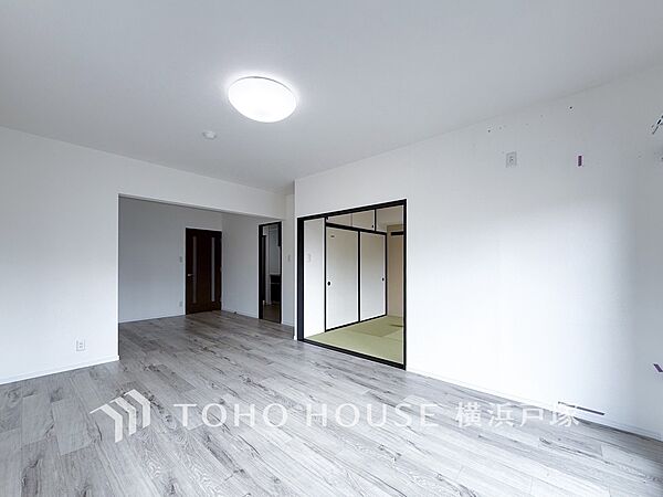 【Living room】ここにはみんなが集い、食事と楽しい会話が始まる。話に夢中になりすぎて、ついつい時を忘れてしまう。そんな束の間の幸せを感じさせてくれる場所。