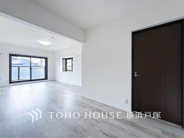 【Living room】一日の中で多くの時間を過すことになる住まいだからこそ、いつも穏やかな空間であるように心掛けています。構成する建材などへの配慮が、住まう方の健康を守ります。