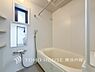 浴室：【Bathroom】1日の疲れを取り心身を癒すことができる住まいの中のリラクゼーション空間、リラックスできるよう優しいカラーをチョイスしました。時を忘れるほどのんびりできる空間に。