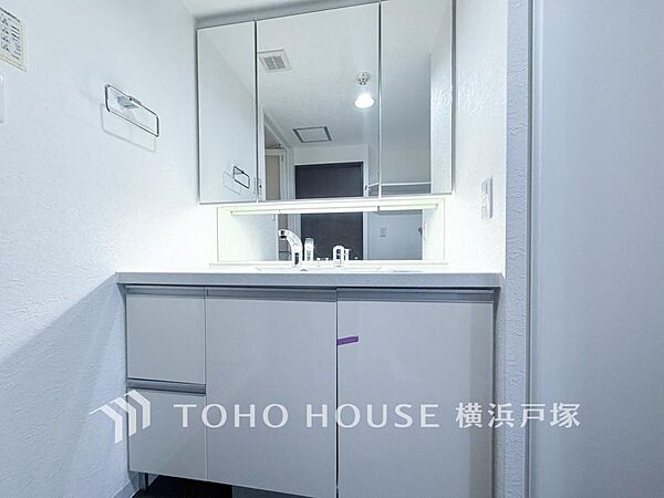 【Powder room】清潔感のあるプライベート空間は、身だしなみチェックや肌のお手入れに最適です。収納もあり、スッキリと見映えの良い空間に拵えました。時間に余裕とゆとりを持たせます。