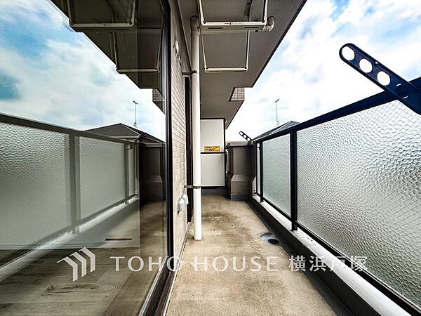 【Balcony】気持ちのいい空が見渡せる広いバルコニー。爽やかな風を感じて、心躍る素敵な暮らしがはじまります。