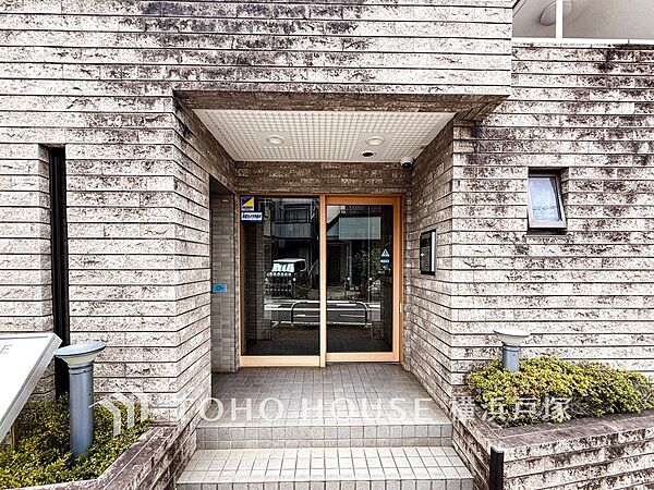 【Entrance】エントランスは毎日の行き帰りで使う大事な空間です。明るい基調で華やかなデザインなので、毎日も気持ちよく、またご友人なども素敵に迎え入れられます。