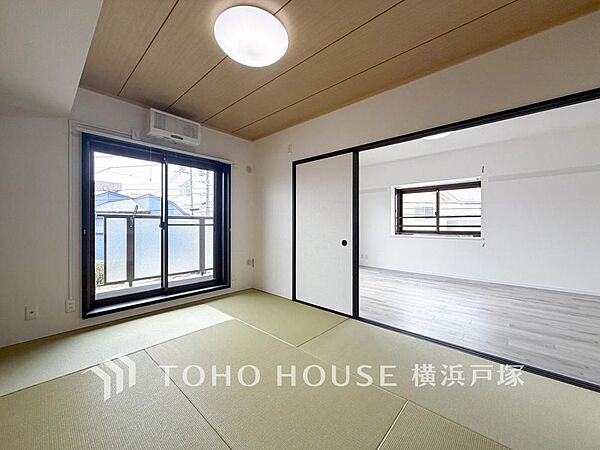 【Japanese-style room】和室があることで落ち着きと癒しの空間が生まれます。来客時の客室としても利用できますし、お子様のプレイルームやお昼寝に最適なお部屋です。