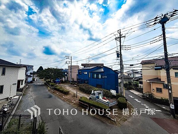 【View】開放感があり、遮るものもなく気持ちのいい景色が広がります。お部屋にも爽やかな風と暖かく柔らかな日差しが差し込み、毎日の暮らしを豊かに彩ります。