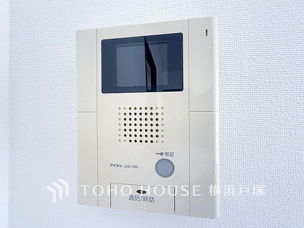 【TVモニタ付きインターホン】誰が来てもわかる様にモニター付きインターホンを設置。快適と安らぎを合わせた優しい設計。
