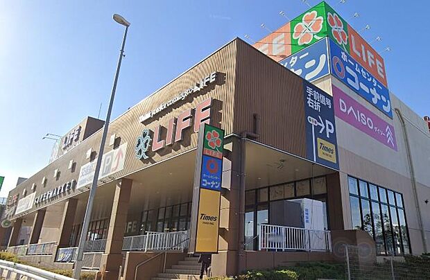 新鮮な生鮮食品から日用品、多彩なお惣菜まで豊富に揃うスーパーマーケット。広々とした店内はお買い物がしやすく、日々の食卓を豊かに彩ってくれます。駐車場も完備されており、まとめ買いにも大変便利な施設です。