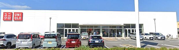 ユニクロ横須賀大津店は、ベーシックから季節商品まで幅広い衣料品を取り揃える人気店。普段使いから家族の衣類まで便利に揃えられます。