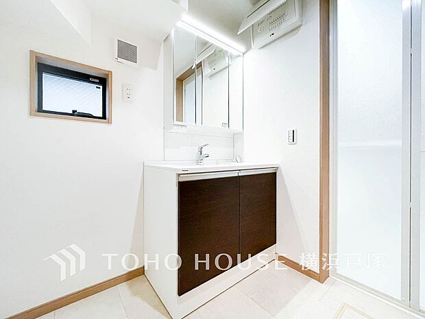 【Powder room】清潔感のあるプライベート空間は、身だしなみチェックや肌のお手入れに最適です。収納もあり、スッキリと見映えの良い空間に拵えました。時間に余裕とゆとりを持たせます。